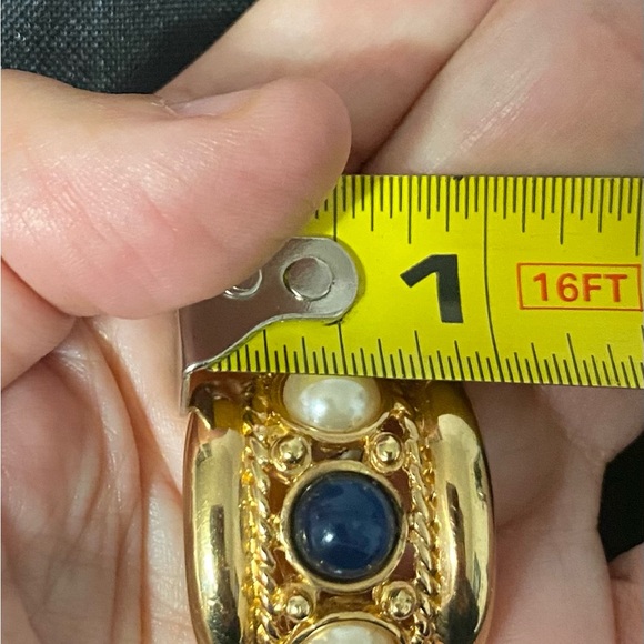 Joan Rivers faux blue and white cabachons clip on earrings - Picture 8 of 8